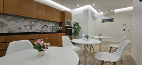 Kitchen or kitchenette, Seating area, Dining area