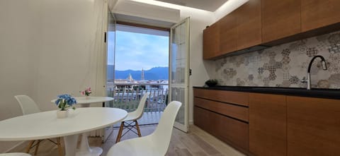 Kitchen or kitchenette, Dining area