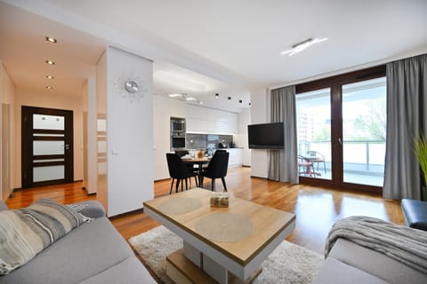 Communal lounge/ TV room, TV and multimedia, Living room, Evening entertainment