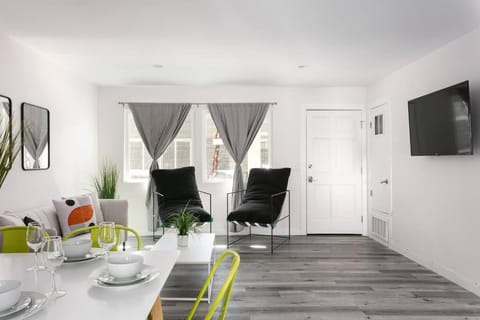 Central 3BR Apt Near Americana House in Eagle Rock