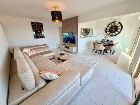 TV and multimedia, Living room, Seating area, Evening entertainment