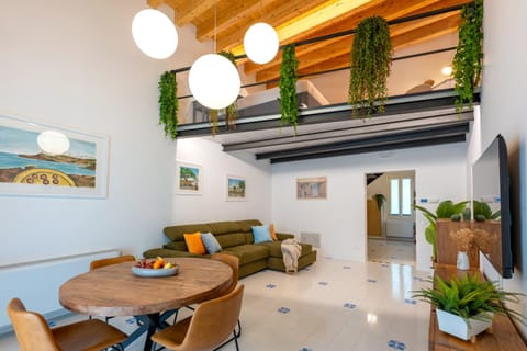 TV and multimedia, Living room, Seating area, Dining area