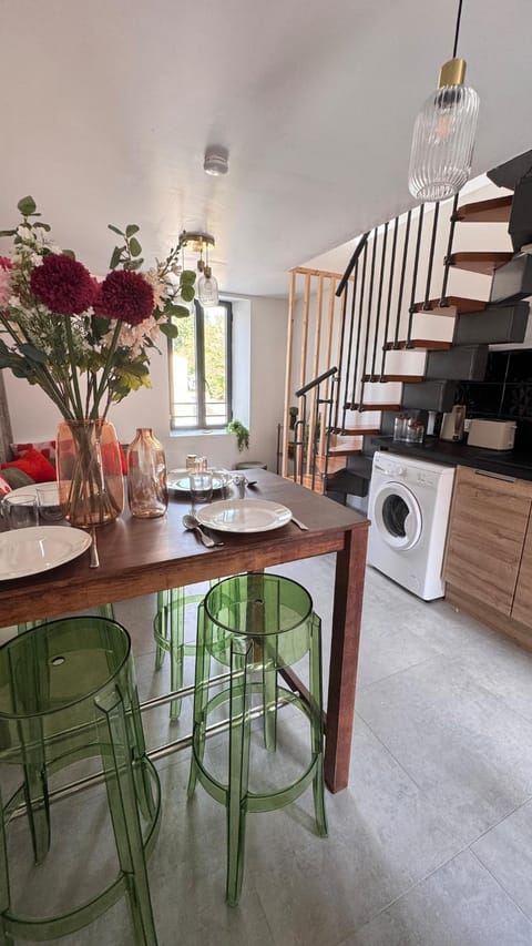 Kitchen or kitchenette, Living room, Seating area, Dining area, stove, washing machine