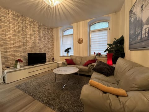 Communal lounge/ TV room, TV and multimedia, Living room, Seating area, Evening entertainment