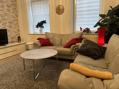 TV and multimedia, Living room, Business facilities, Seating area, Dining area