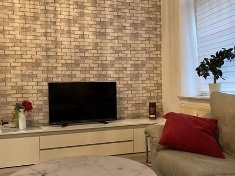 Communal lounge/ TV room, TV and multimedia, Living room, Seating area, Evening entertainment