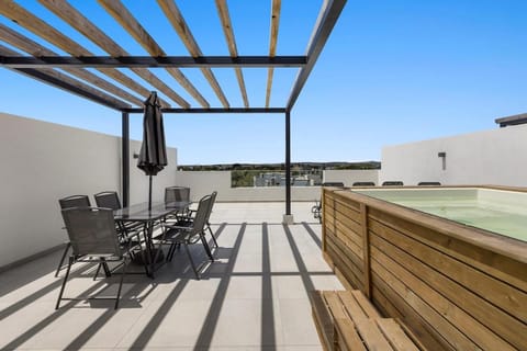 Balcony/Terrace, Seating area, Dining area, Pool view, Swimming pool, Swimming pool, sunbed