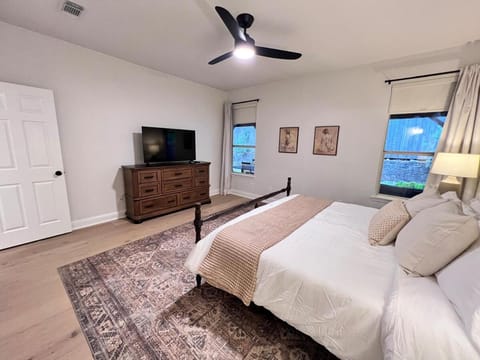 Spacious Roanoke Retreat House in Flower Mound