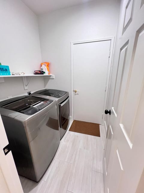 Spacious Roanoke Retreat House in Flower Mound