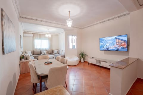 Communal lounge/ TV room, TV and multimedia, Living room, Seating area, Dining area, Evening entertainment