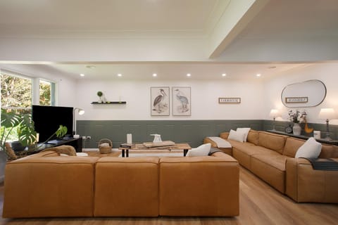 Communal lounge/ TV room, TV and multimedia, Living room, Seating area, Evening entertainment