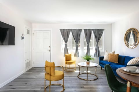 Luxury 2BR Apartment Great Area with Parking Apartment in Eagle Rock