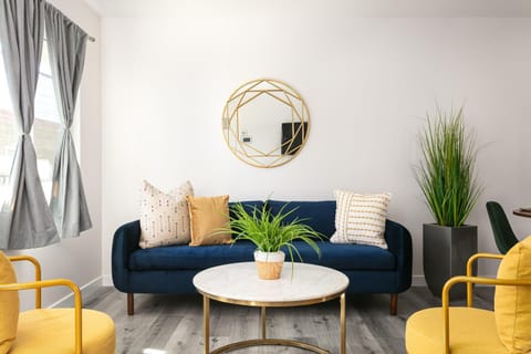 Luxury 2BR Apartment Great Area with Parking Apartment in Eagle Rock