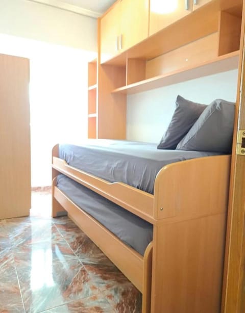 Habitación con dos camas para dos personas Vacation rental in Valencia