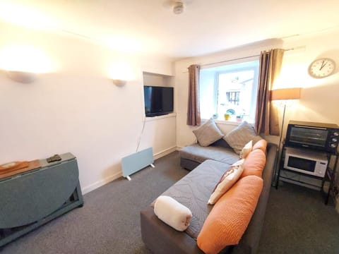 The Wee Nest in Largs - One-Bedroom Ground Flat Apartment in England