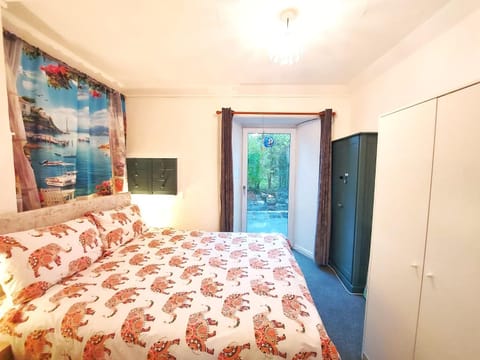 The Wee Nest in Largs - One-Bedroom Ground Flat Apartment in England