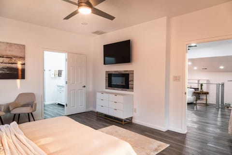 Bed, TV and multimedia, Bedroom, fireplace