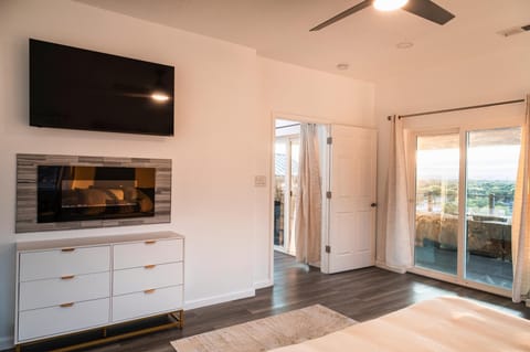 Patio, Bed, TV and multimedia, Balcony/Terrace, Bedroom, City view, Mountain view, fireplace