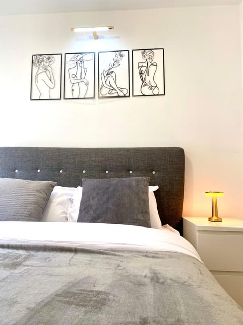 Lux Stylish 2 Bed High Rise with Parking and Balcony Apartment in Salford