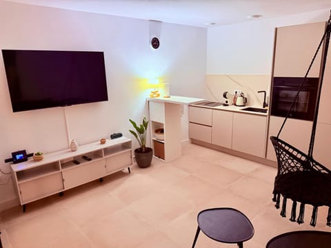 Communal lounge/ TV room, TV and multimedia, Kitchen or kitchenette, Living room, Seating area, Dining area