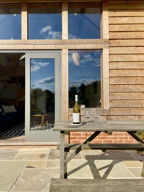 Stylish Barn with Meadow Views & Brookside Garden House in Andover