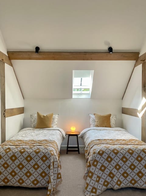 Stylish Barn with Meadow Views & Brookside Garden House in Andover