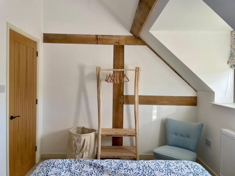 Stylish Barn with Meadow Views & Brookside Garden House in Andover