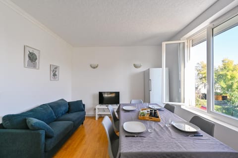 Living room, Dining area