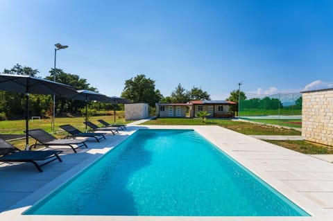 Property building, Garden, Pool view, Swimming pool, sunbed