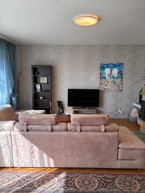 Communal lounge/ TV room, TV and multimedia, Living room, Seating area, Evening entertainment