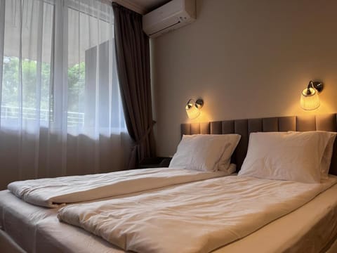 Bed, Photo of the whole room, Bedroom, air conditioner