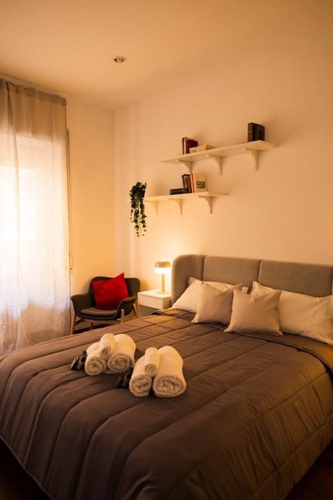 Bed, Bedroom, towels
