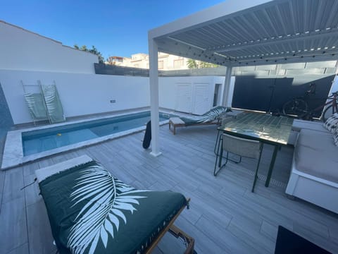Patio, Dining area, Swimming pool, sunbed, sunbed