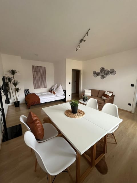 Bed, Living room, Photo of the whole room, Seating area, Dining area, Bedroom