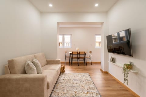 TV and multimedia, Living room, Seating area, Dining area