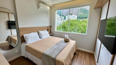 Bed, Natural landscape, TV and multimedia, Photo of the whole room, Bedroom, air conditioner