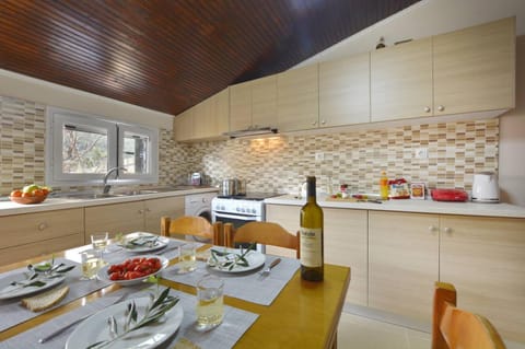 Property building, Kitchen or kitchenette, Living room
