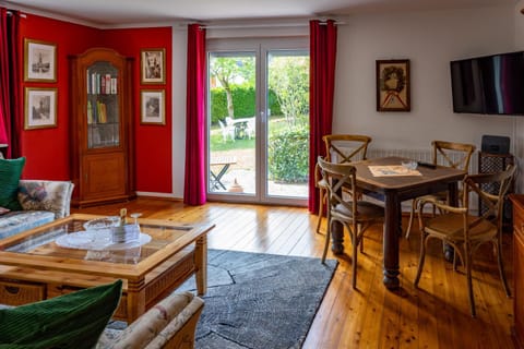 TV and multimedia, Living room, Seating area, Dining area