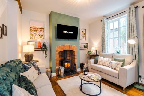 TV and multimedia, Living room, Seating area, fireplace