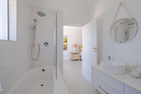 Bathroom, Bath, towels