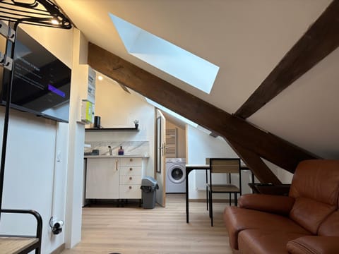 TV and multimedia, Kitchen or kitchenette, Dining area, stove