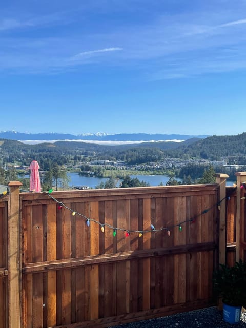 Balcony/Terrace, Lake view, Mountain view