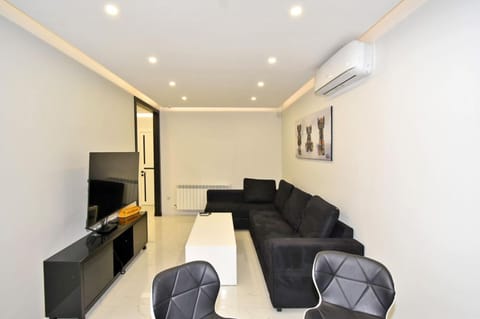 Communal lounge/ TV room, TV and multimedia, Living room, Seating area, Evening entertainment, air conditioner