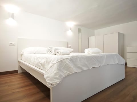 Bed, Bedroom, towels, wardrobe