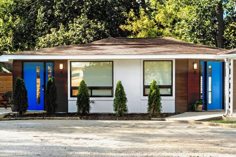 Suite 3 Renovated Dwtn WB Steps to Beach Apartment in Williams Bay