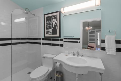 Suite 3 Renovated Dwtn WB Steps to Beach Apartment in Williams Bay