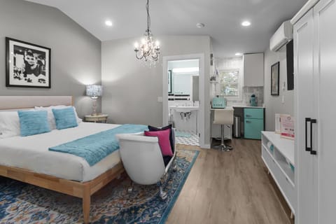 Suite 3 Renovated Dwtn WB Steps to Beach Apartment in Williams Bay