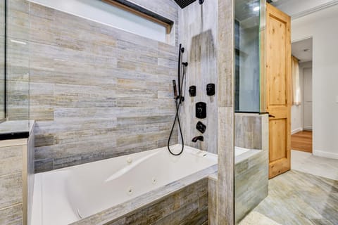 Modern LA Villa 5BR Home with Private Pool & Yard House in Beverly Hills