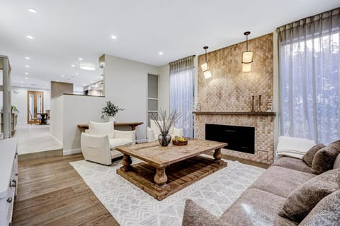 Modern LA Villa 5BR Home with Private Pool & Yard House in Beverly Hills