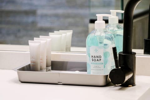 Modern LA Villa 5BR Home with Private Pool & Yard House in Beverly Hills